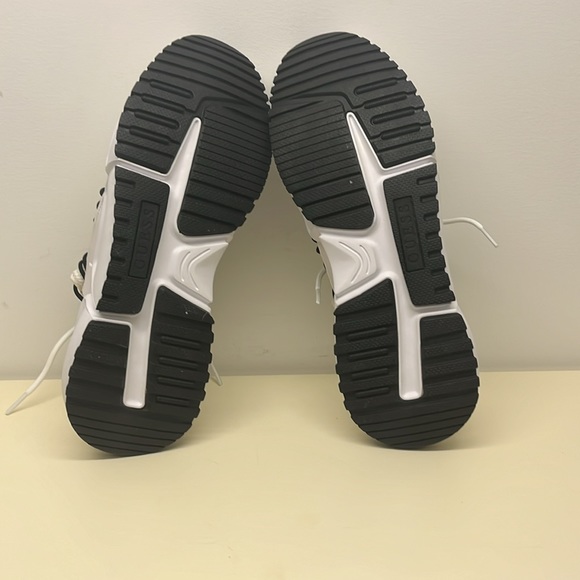 Guess White Designer Sneakers Men’s Size 9 (NWOT) - Picture 6 of 6